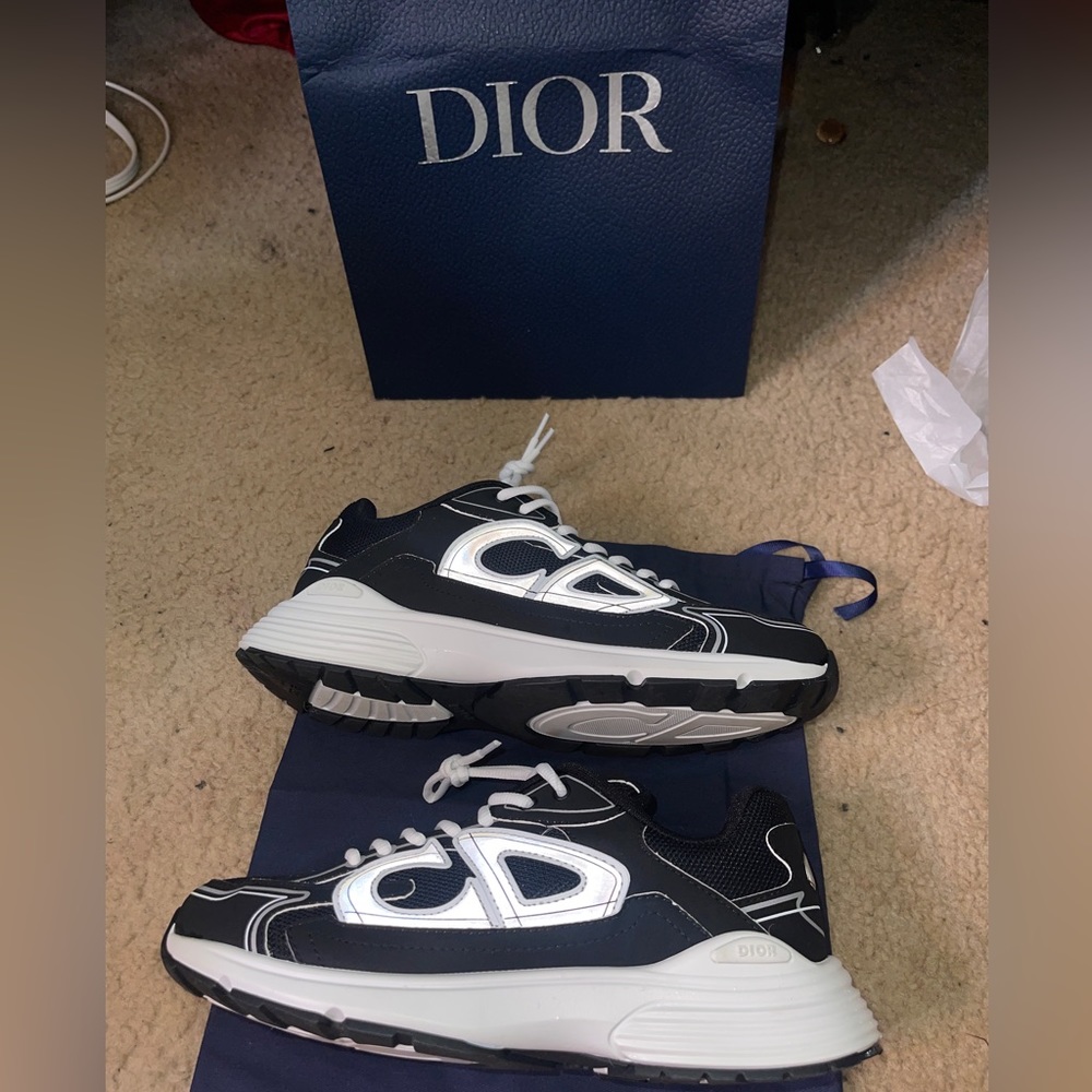 Looks brand new !! Dior b30 navy blue shoes